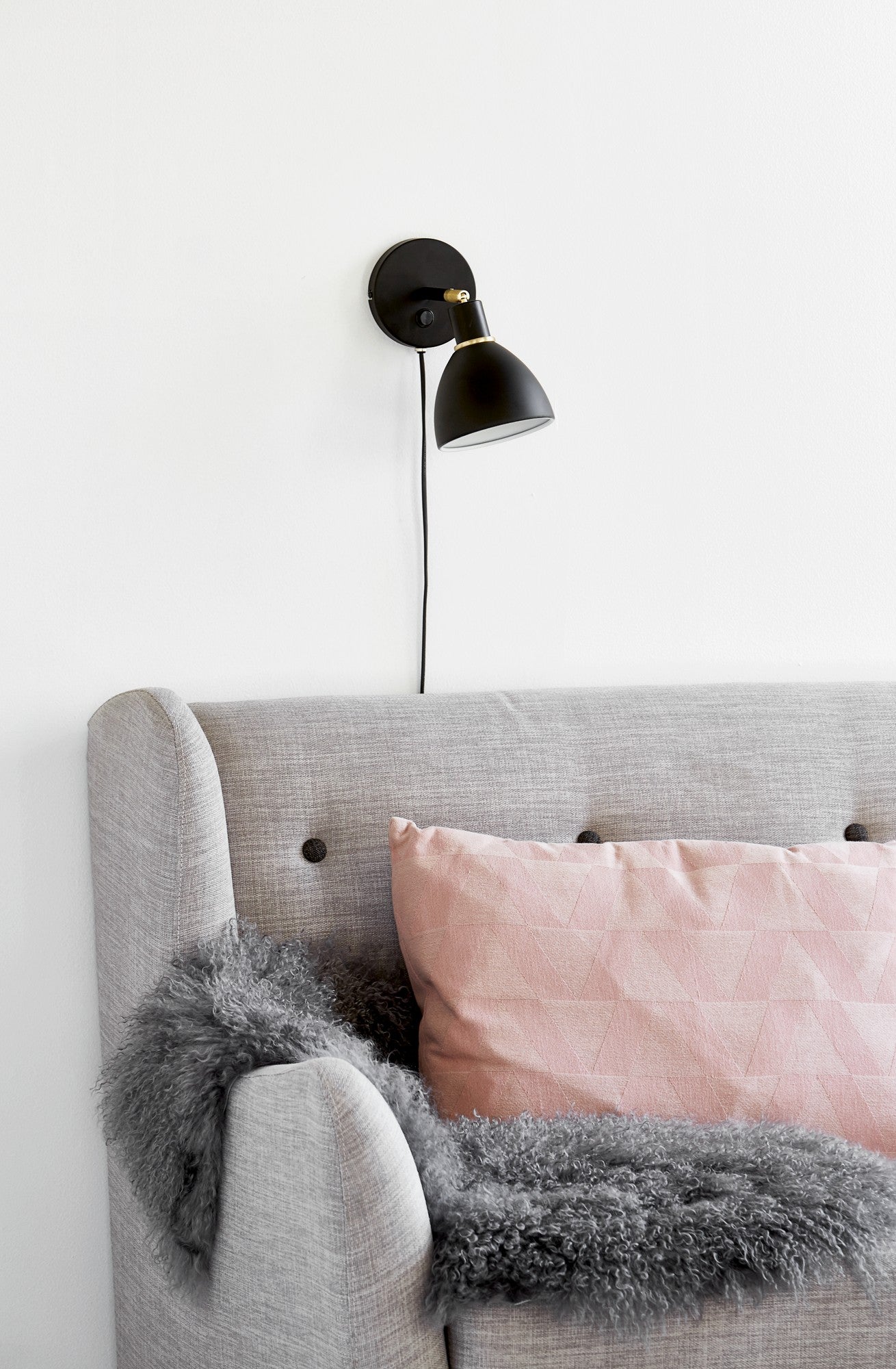 Elegancka lampa ścienna Nordic Ray z czarnym metalowym kloszem i przełącznikiem podstawy 1xE14