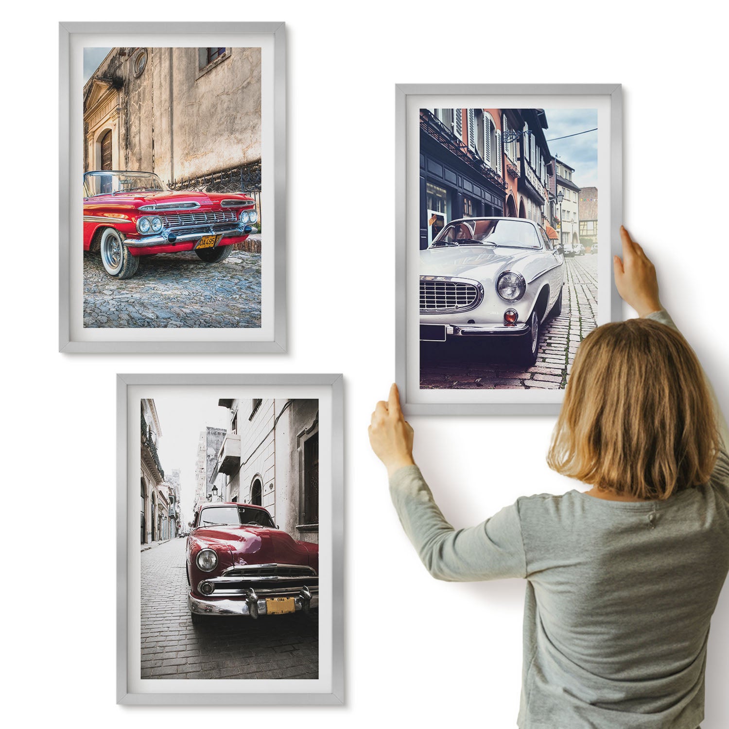 Galeria ścienna 3-częściowy komplet obrazów w srebrnych ramach - Klasyczne samochody na ulicach miast w różnych kolorach - ArtPrintCave