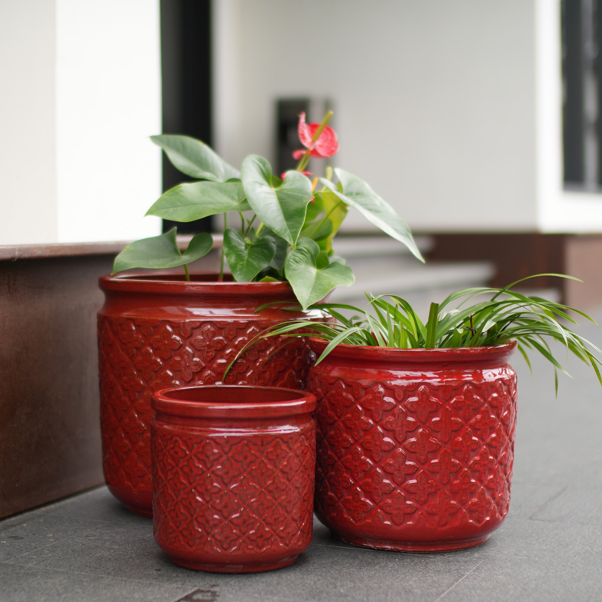 Zestaw doniczek ceramicznych, ręcznie robiony, 3 sztuki (Ř 38/30,5/23 cm), błyszczące wino czerwone z ozdobnym reliefem w kształcie rombu, oddychające